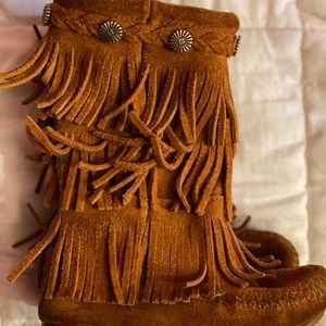 Minnetonka Moccasin Child 3 Layer Fringe Boot -sz8